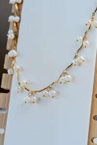 collar de acero dorado y perlas