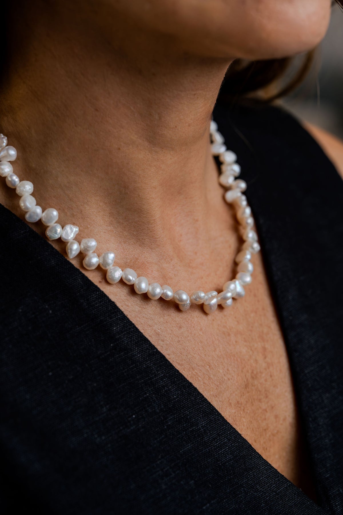 Collar de perlas naturales en modelo