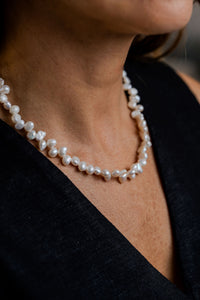 Collar de perlas naturales en modelo