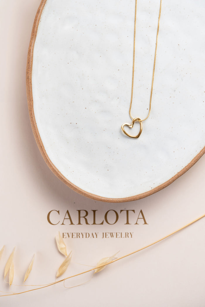 Collar de acero dorado con dije corazón CARLOTA