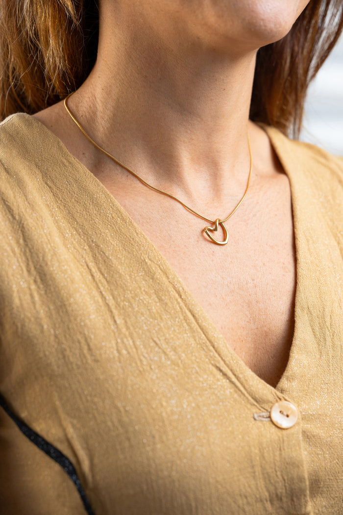 Collar de acero quirúrgico, baño de oro y pendiente corazón