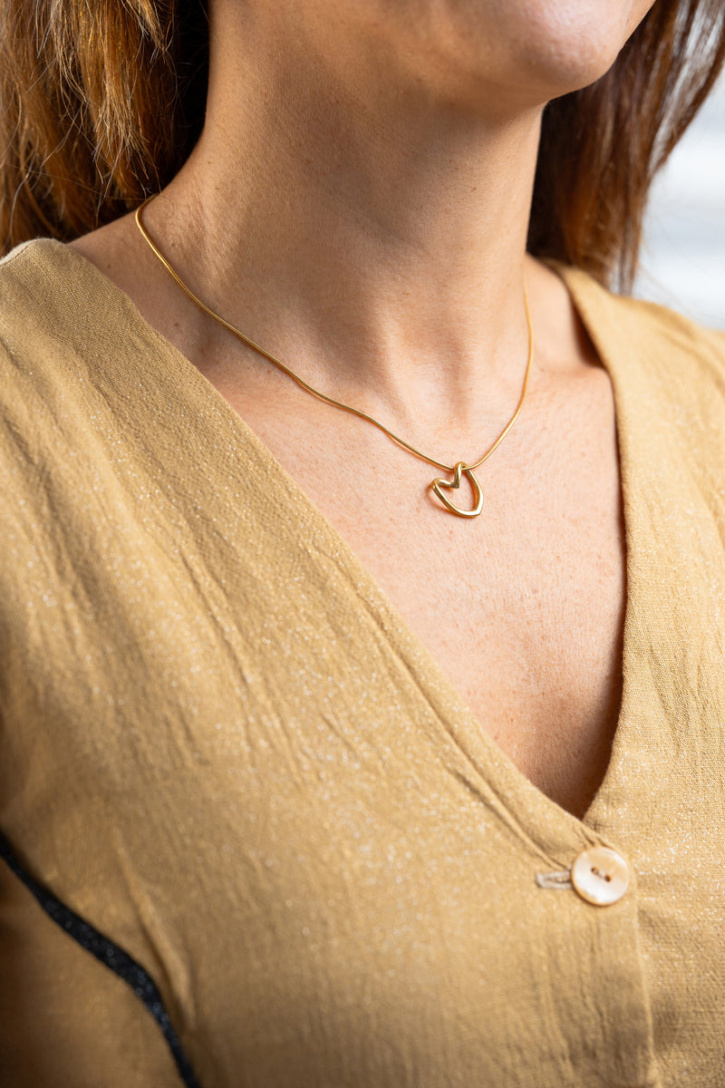 Collar de acero quirúrgico, baño de oro y pendiente corazón