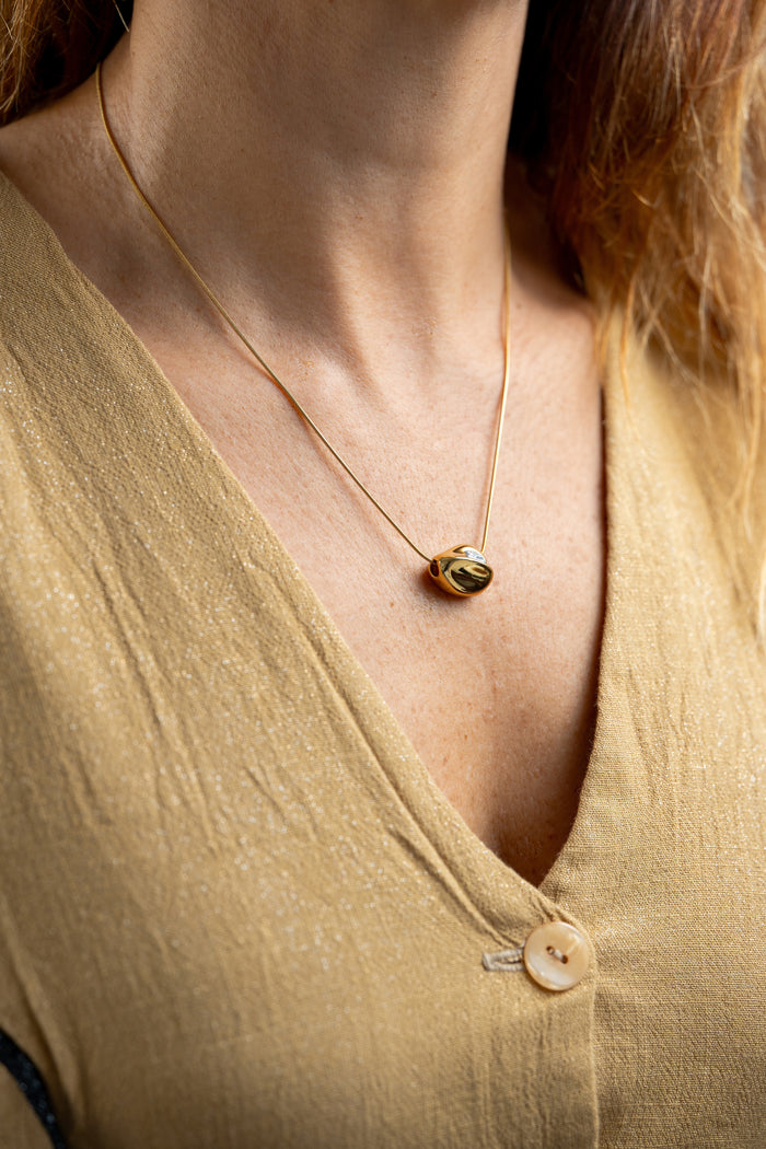 Collar de acero quirúrgico y baño de oro 18k con circonia en modelo