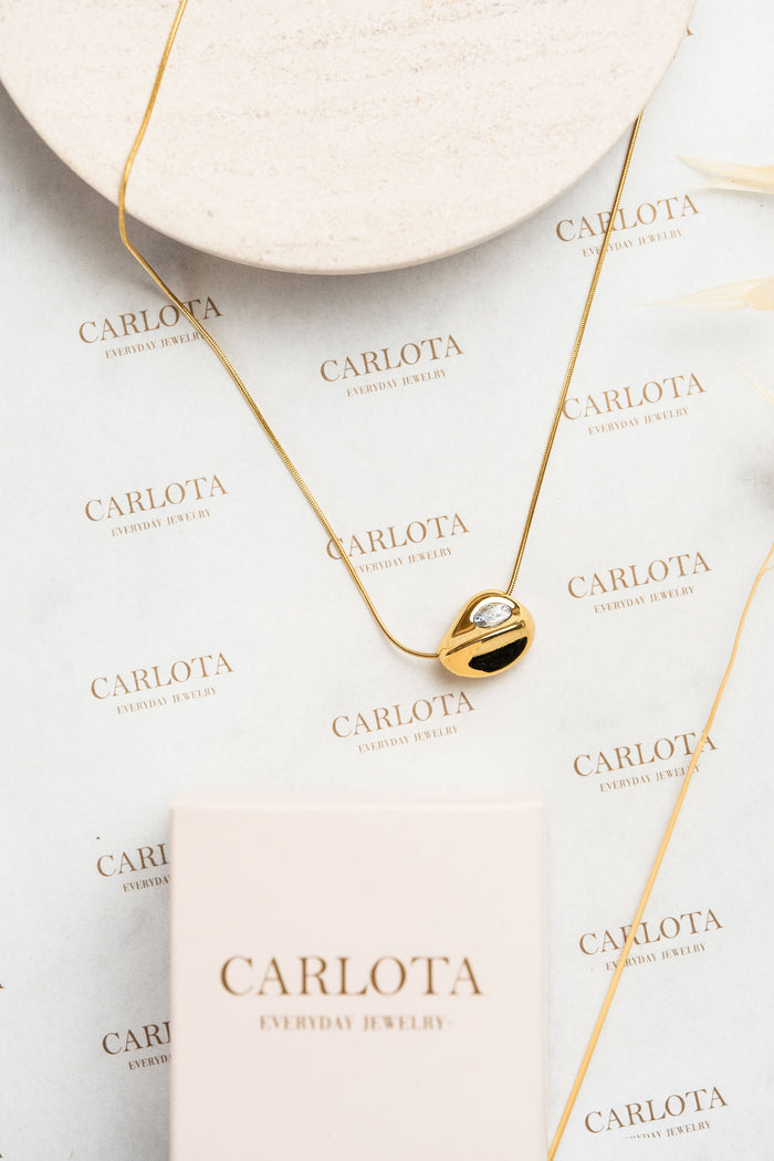 Collar de acero quirúrgico y baño de oro 18k con circonia