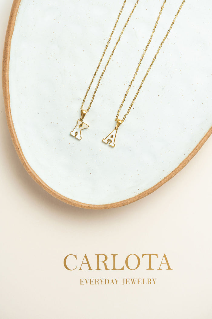 Collar de acero quirúrgico y baño de oro 18k con pendiente incial