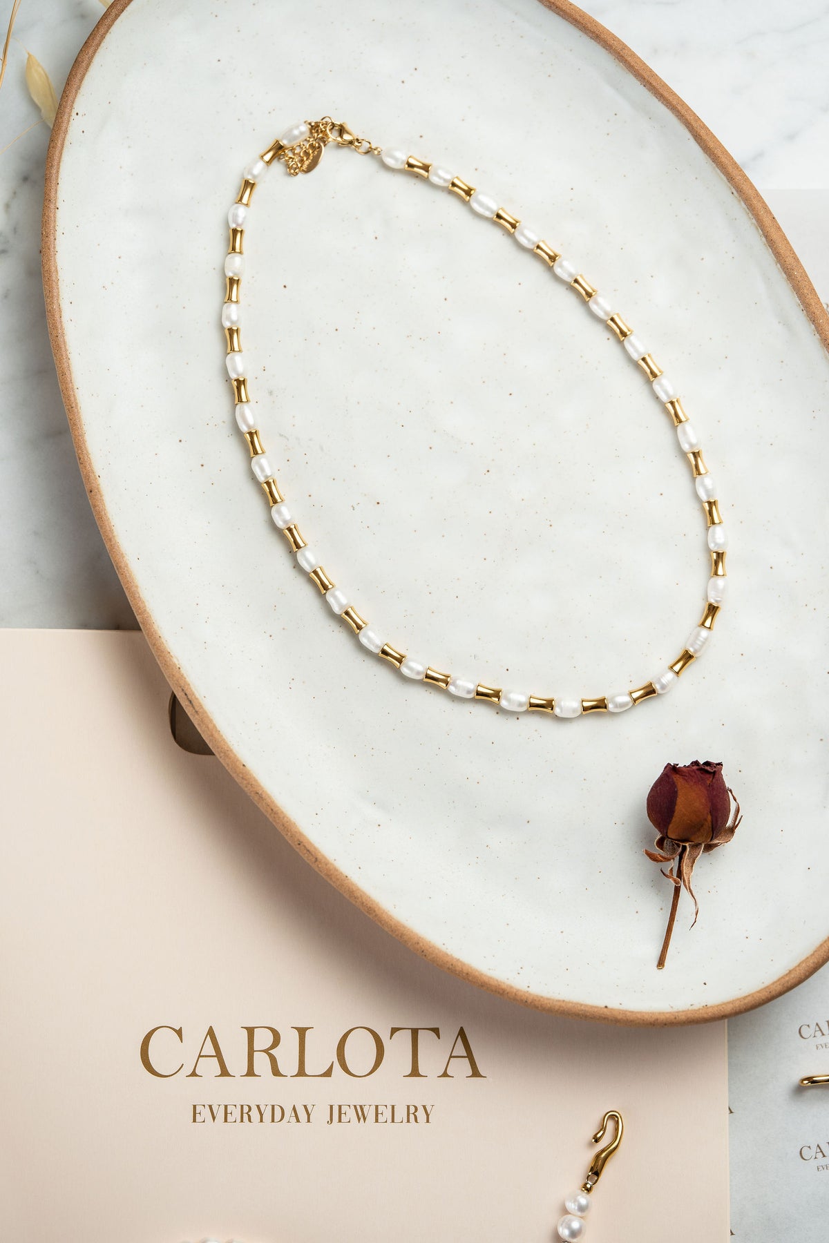 Gargantilla de acero, baño de oro y perlas de agua dulce de CARLOTA