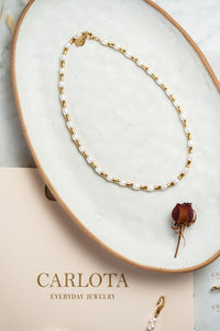 Gargantilla de acero, baño de oro y perlas de agua dulce de CARLOTA