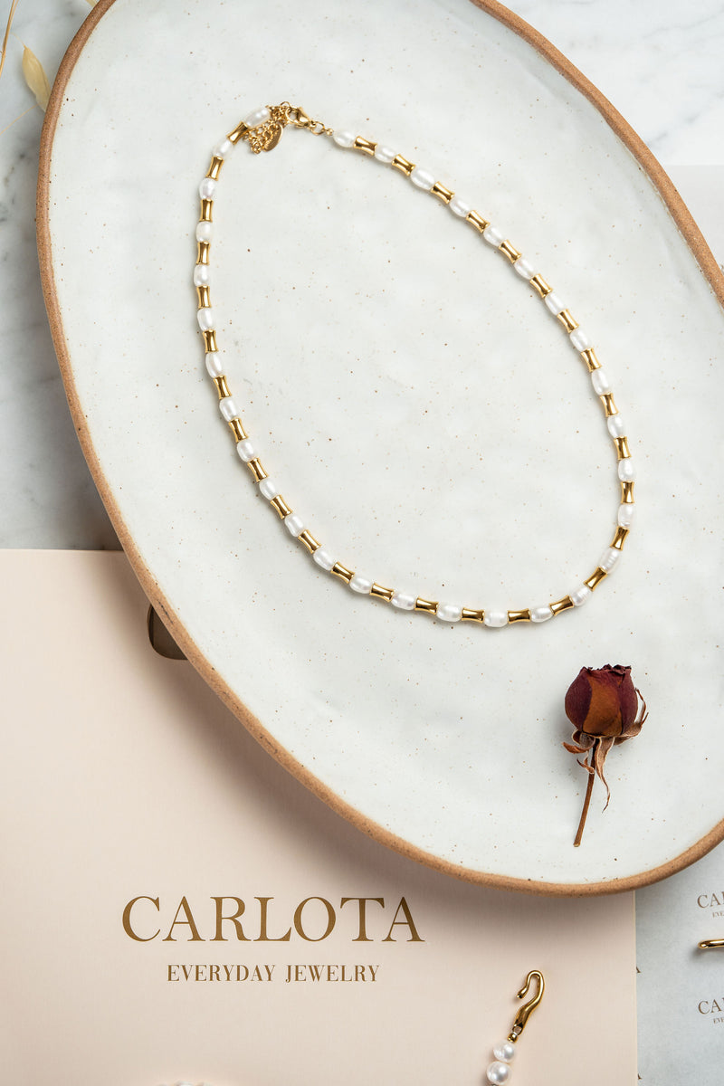 Gargantilla de acero, baño de oro y perlas de agua dulce de CARLOTA