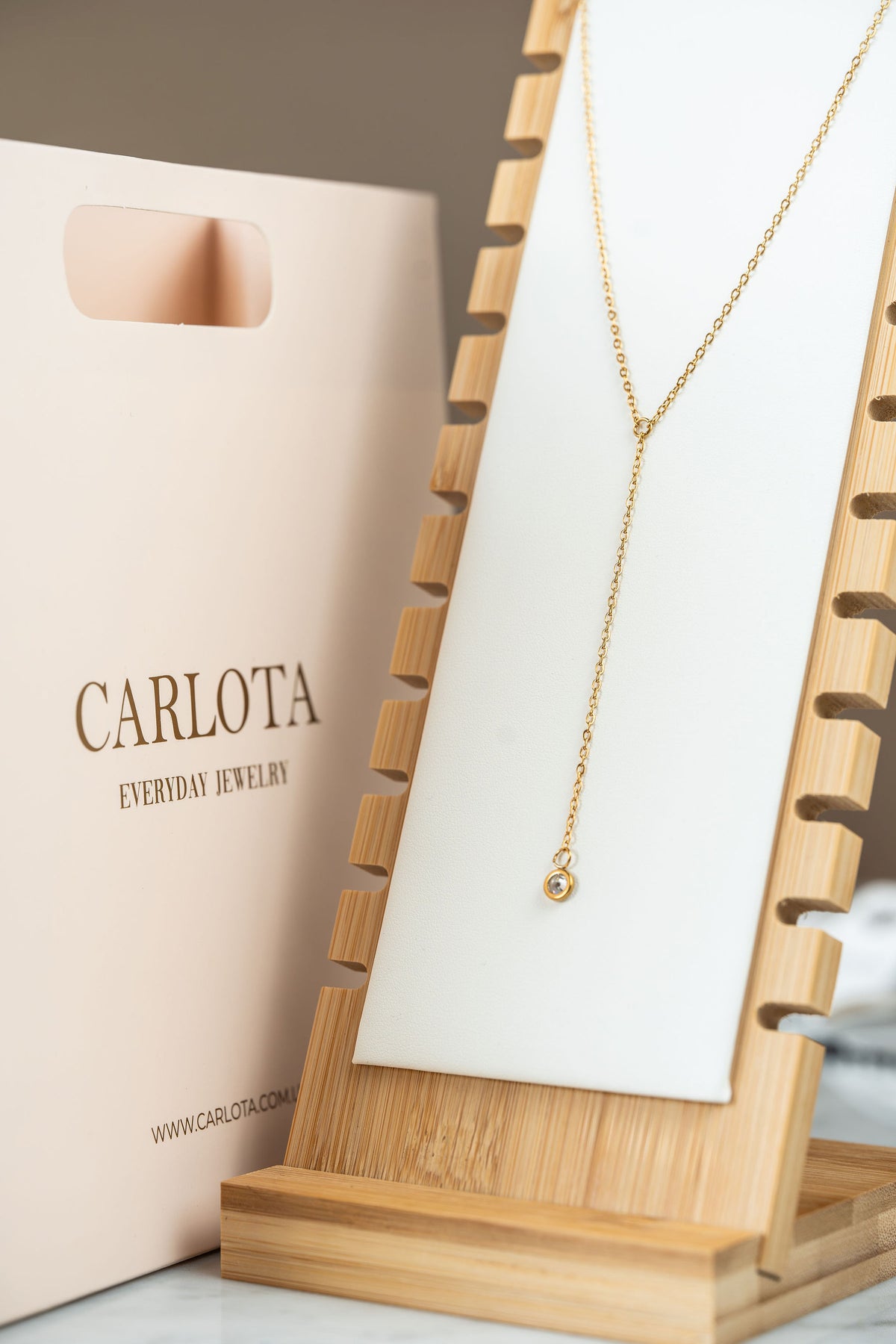 Collar dorado tipo Y con dije brillante – acero quirúrgico de CARLOTA