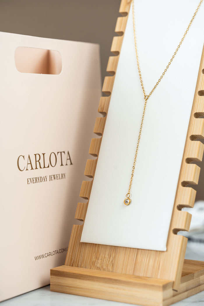 Collar dorado tipo Y con dije brillante – acero quirúrgico de CARLOTA