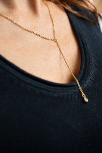 Collar Luz en modelo – collar delicado dorado