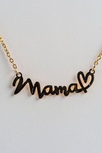 detalle de dije de acero dorado MAMA