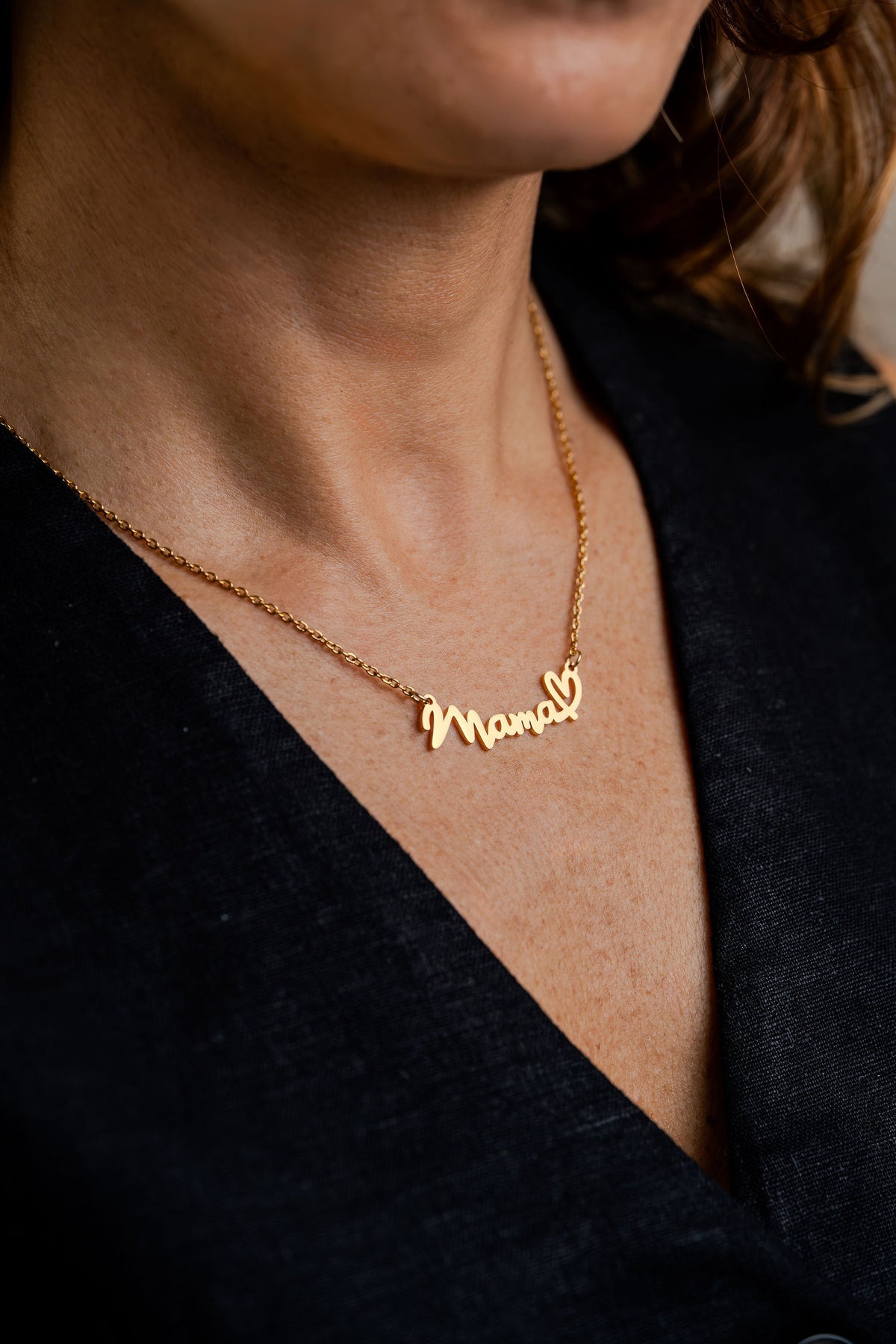 Collar Mama y corazon en acero dorado en modelo