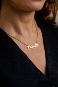 Collar Mama y corazon en acero dorado en modelo
