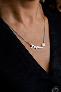 Collar Mamá corazon en acero en modelo