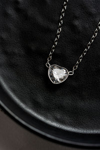 Collar plateado con dije de corazón en circonia de acero quirúrgico – CARLOTA.