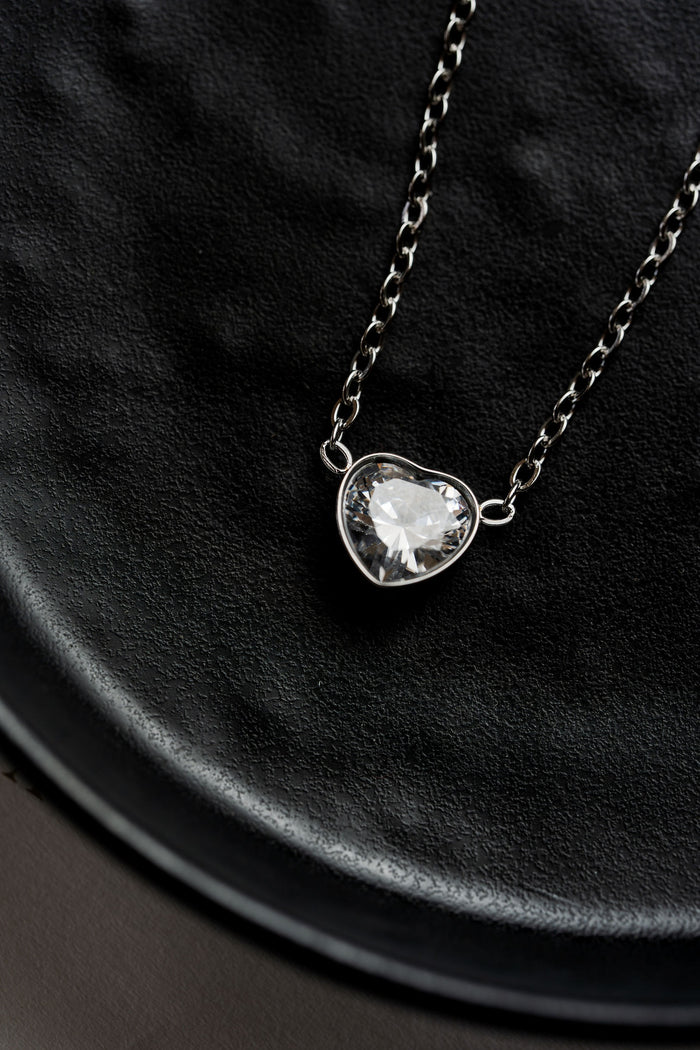 Collar plateado con dije de corazón en circonia de acero quirúrgico – CARLOTA.