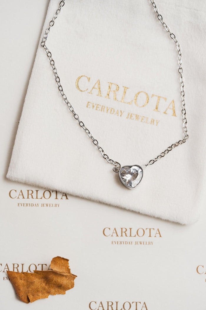 Collar plateado con dije de corazón en circonia de acero quirúrgico – CARLOTA.