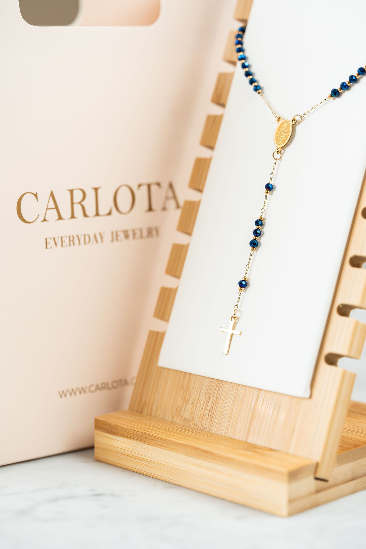 Collar Rosario en acero con baño de oro y cuentas azules brillantes con medalla de virgen y cruz