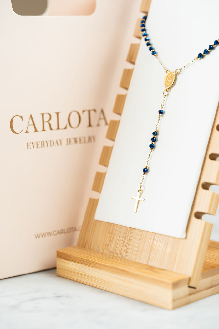 Collar Rosario en acero con baño de oro y cuentas azules brillantes con medalla de virgen y cruz