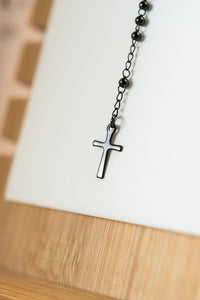 Collar Rosario negro con cruz, CARLOTA