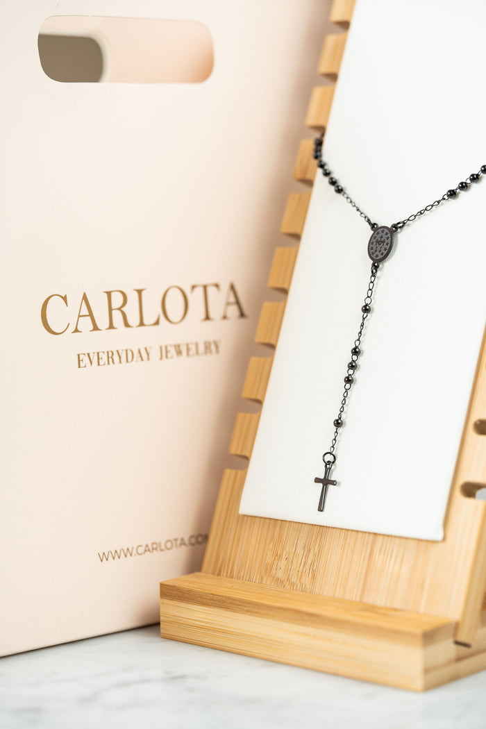 Collar Rosario en acero qirúrgico color negro con medalla y cruz, CARLOTA