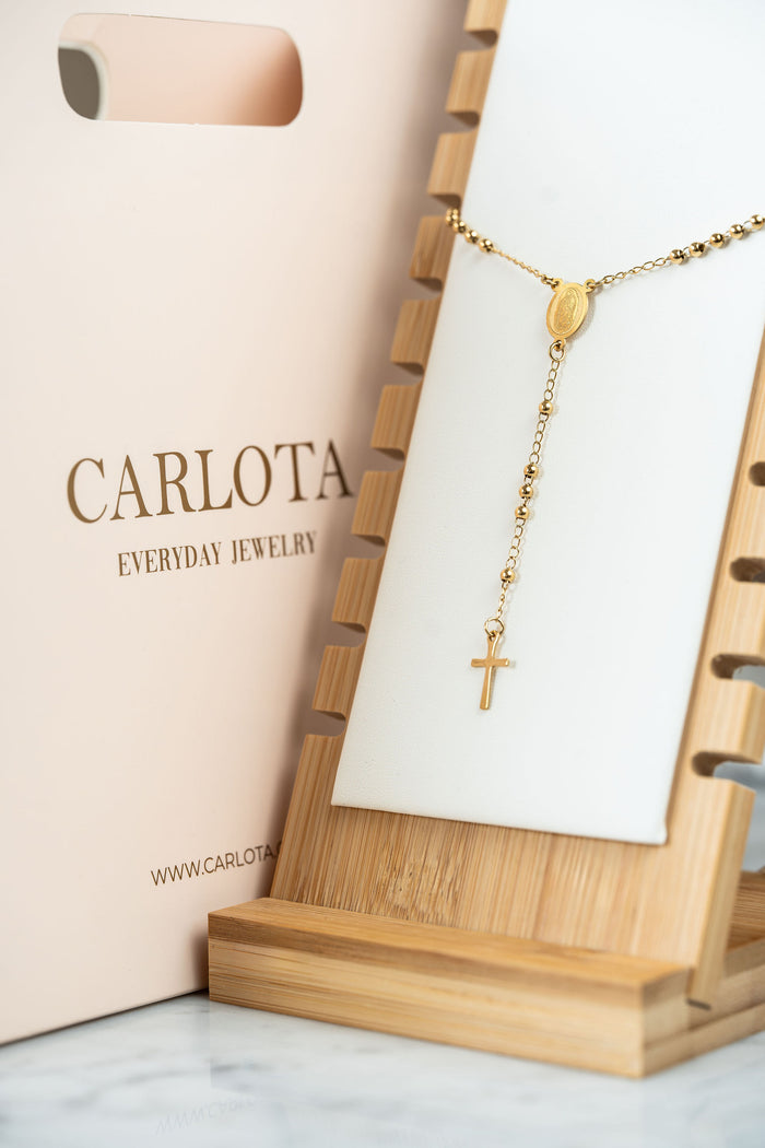 Collar Rosario en acero qirúrgico y baño de oro con medalla de virgen y cruz, CARLOTA