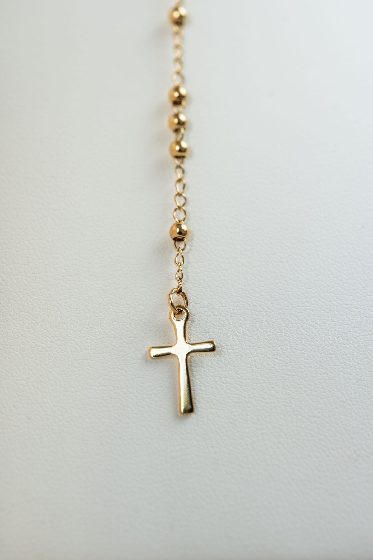 Collar Rosario en acero qirúrgico y baño de oro con  cruz, CARLOTA