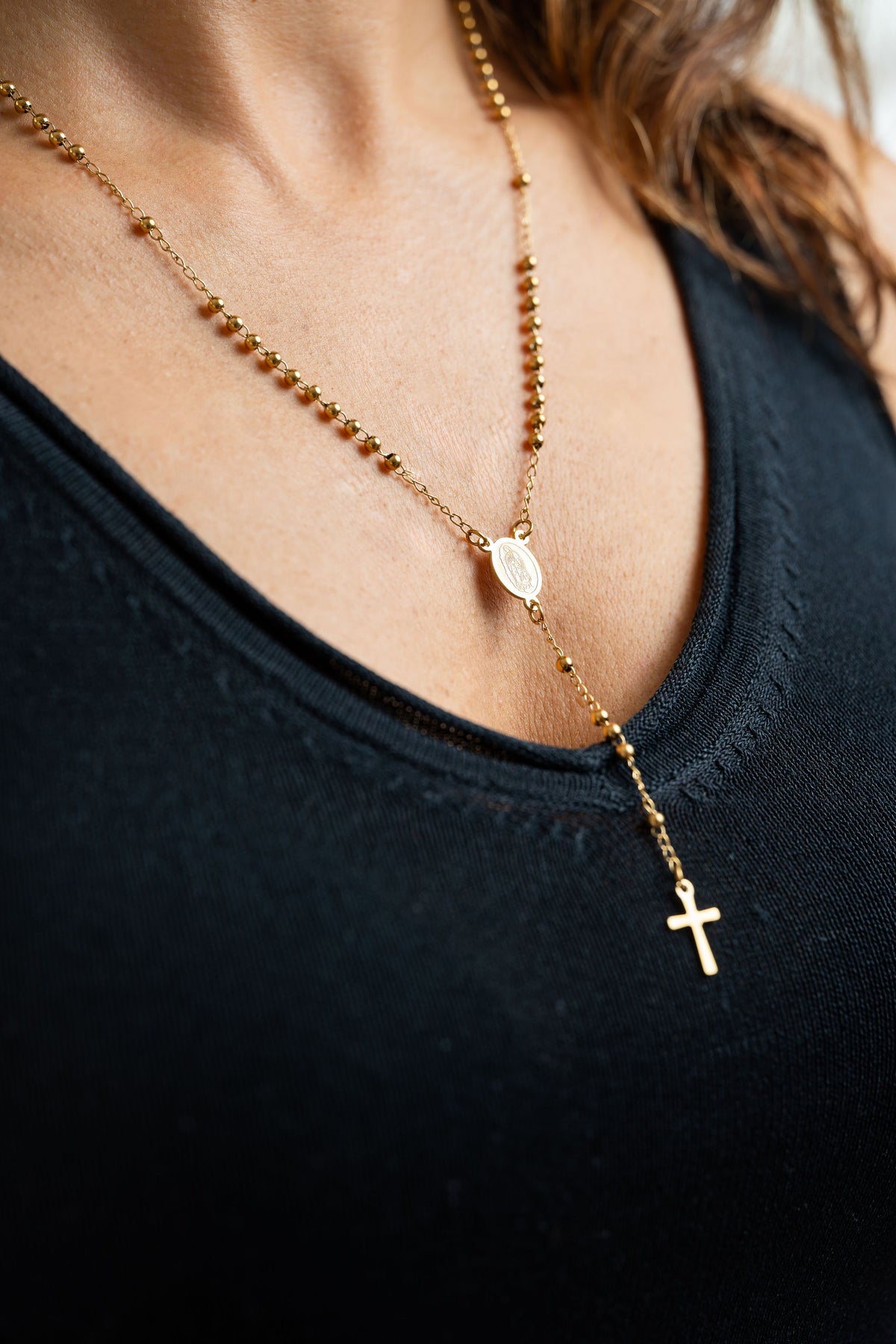 Collar Rosario en acero qirúrgico y baño de oro con medalla de virgen y cruz, CARLOTA, en modelo
