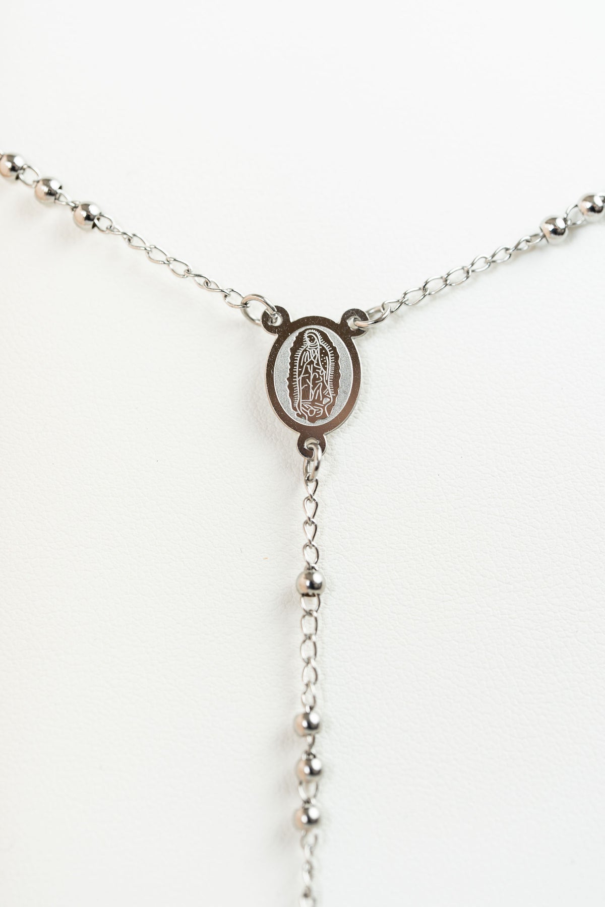 Medalla del collar rosario en acero de CARLOTA