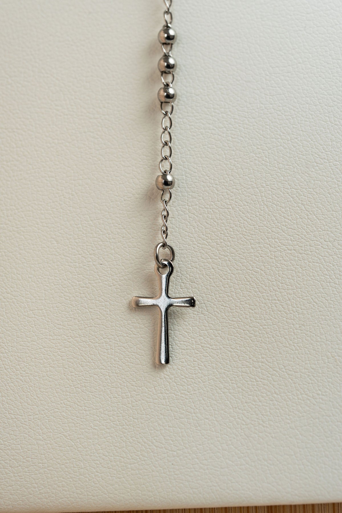 Cruz del collar rosario en acero quirúrgico de CARLOTA