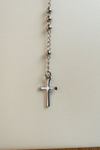 Cruz del collar rosario en acero quirúrgico de CARLOTA