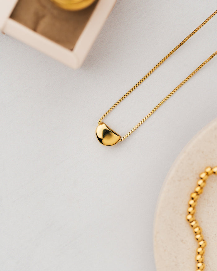 Collar de acero quirúrgico y dije con baño de oro 18k, de diseño minimalista