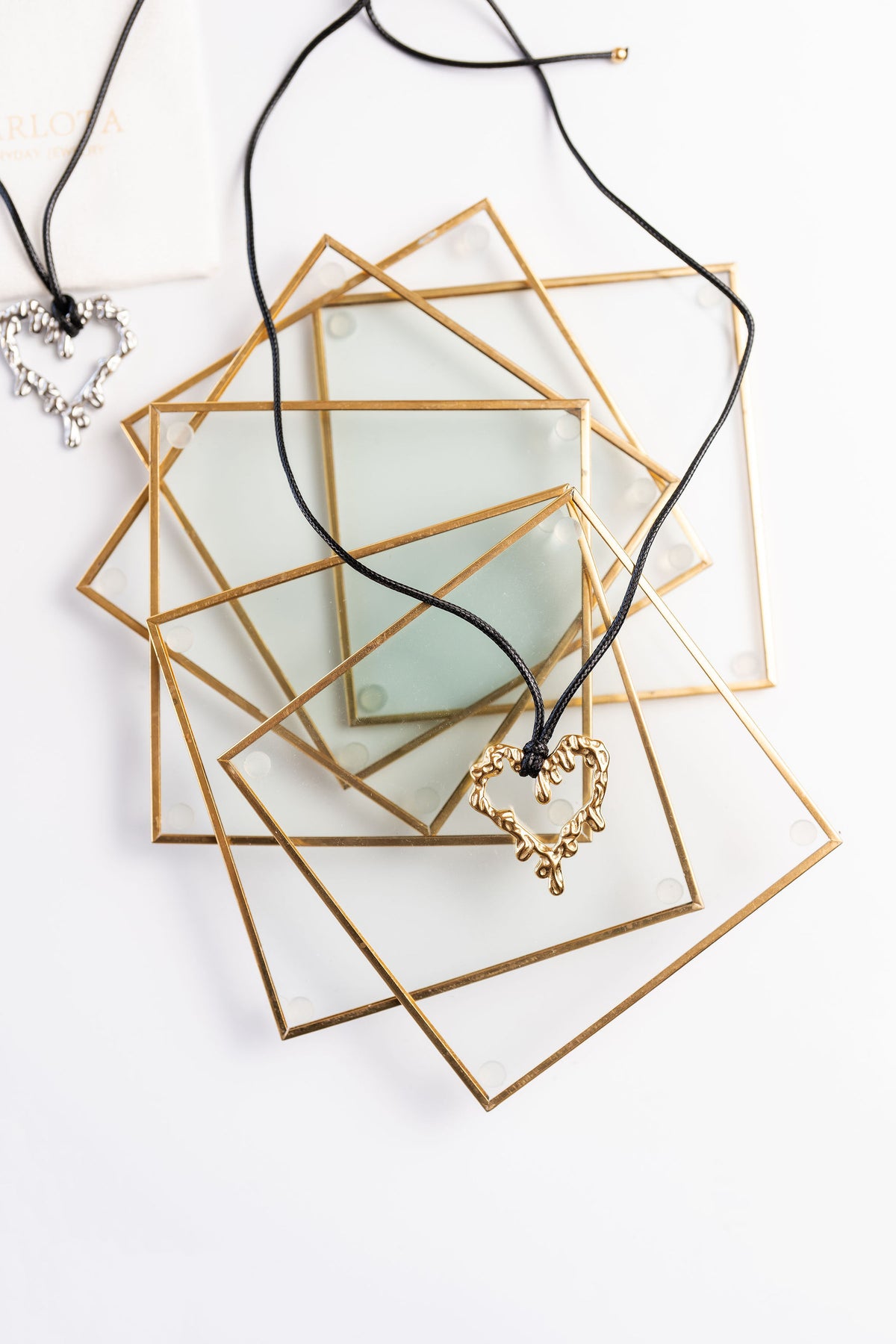 Collar de cordón y dije de corazón de acero con baño de oro de CARLOTA
