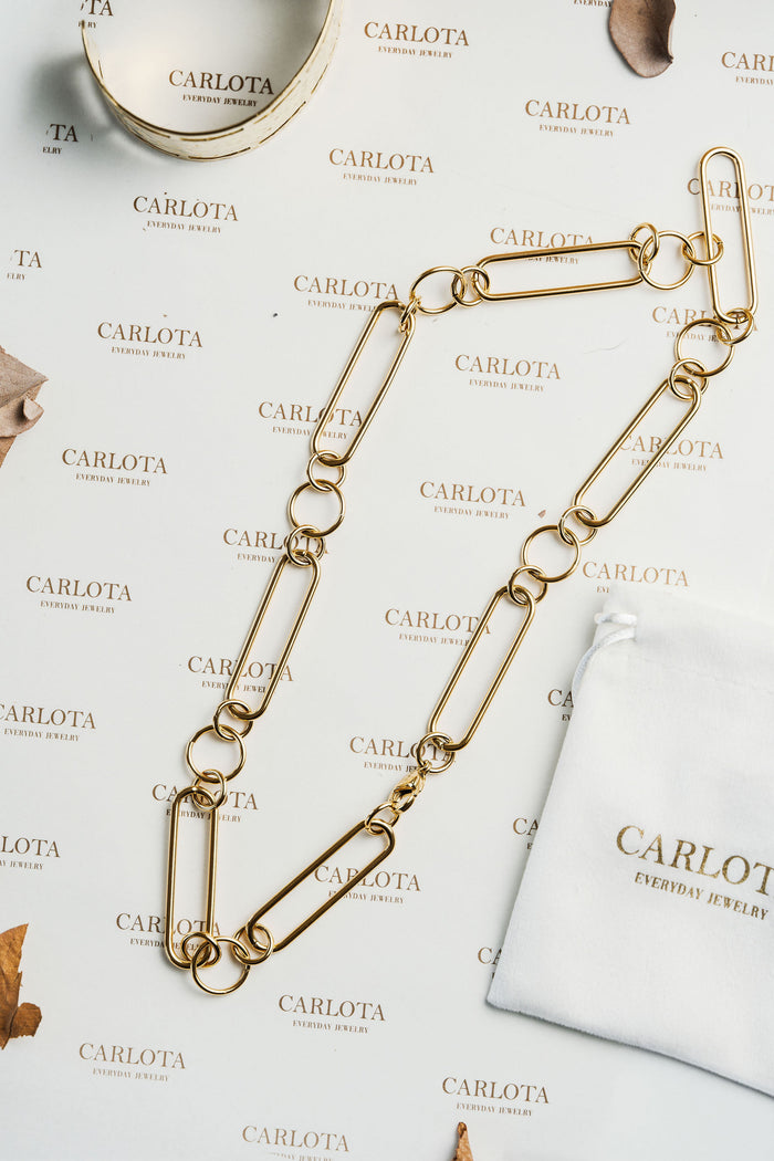 Collar Moni de eslabones largos dorados en acero quirúrgico de CARLOTA