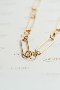 Detalles de Collar Moni de eslabones largos dorados en acero quirúrgico de CARLOTA