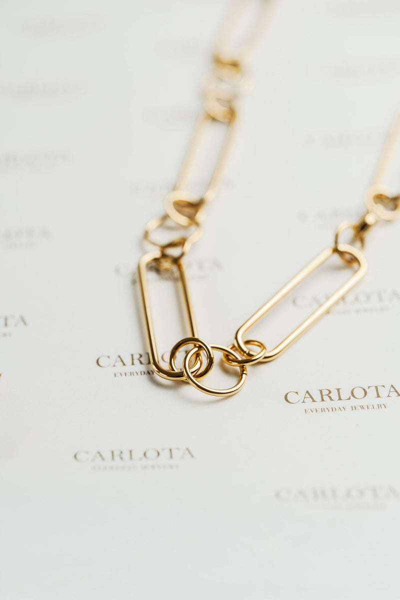 Detalles de Collar Moni de eslabones largos dorados en acero quirúrgico de CARLOTA