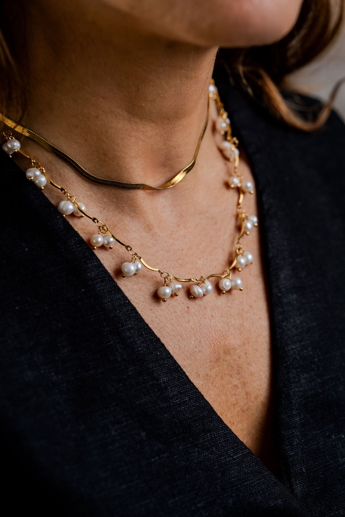collares de acero dorado y perlas de CARLOTA en modelo
