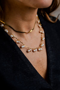 collares de acero dorado y perlas de CARLOTA en modelo