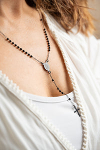Collar Rosario negro con medalla de virgen y cruz, CARLOTA, en modelo