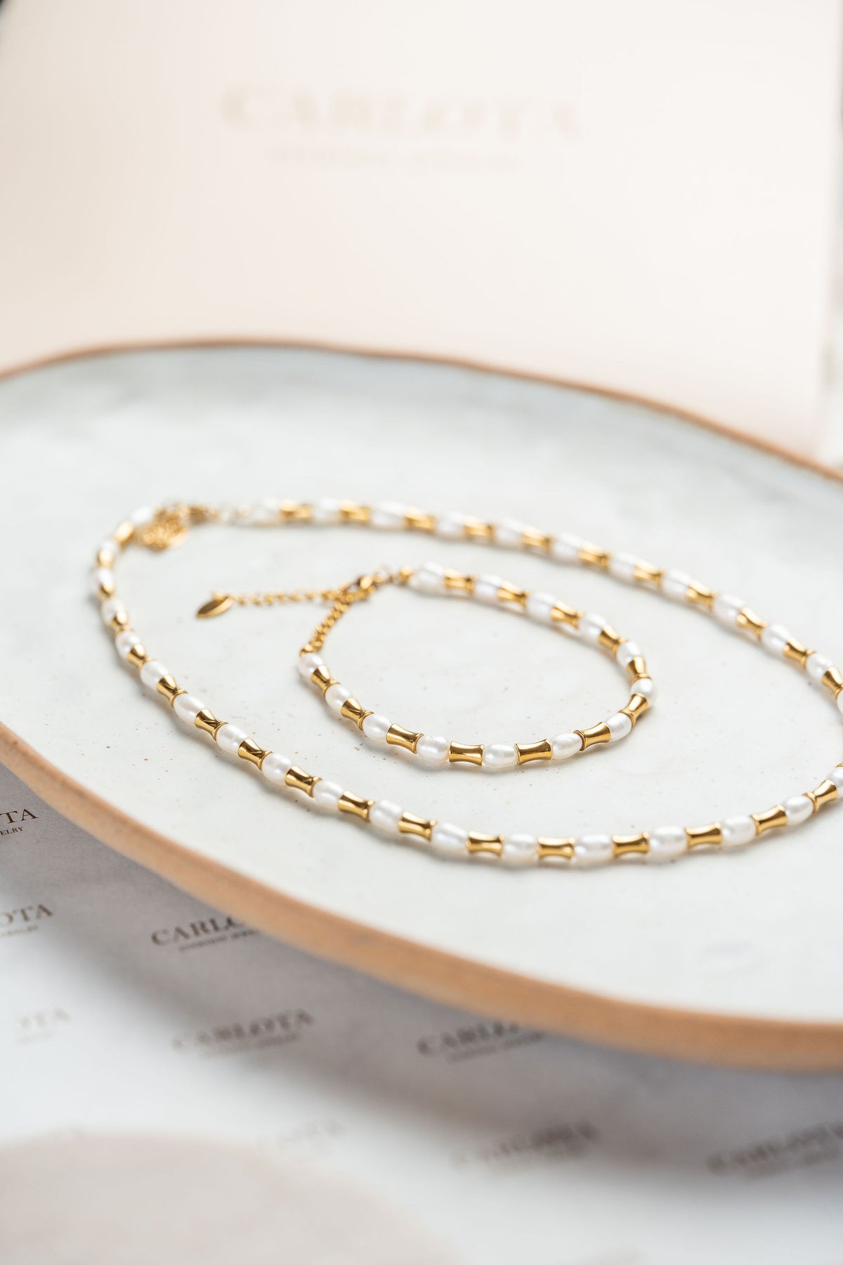Conjunto de gargantilla y pulsera de acero, baño de oro 18k y perlas de agua dulce de CARLOTA