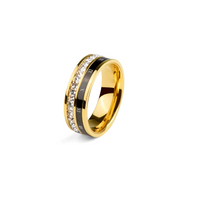 Anillo dorado con doble banda, una con circonias y otra negra con números romanos, sobre fondo claro