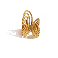 Anillo ajustable de acero quirúrgico con baño de oro 18k con diseño espiralado en fondo blanco.