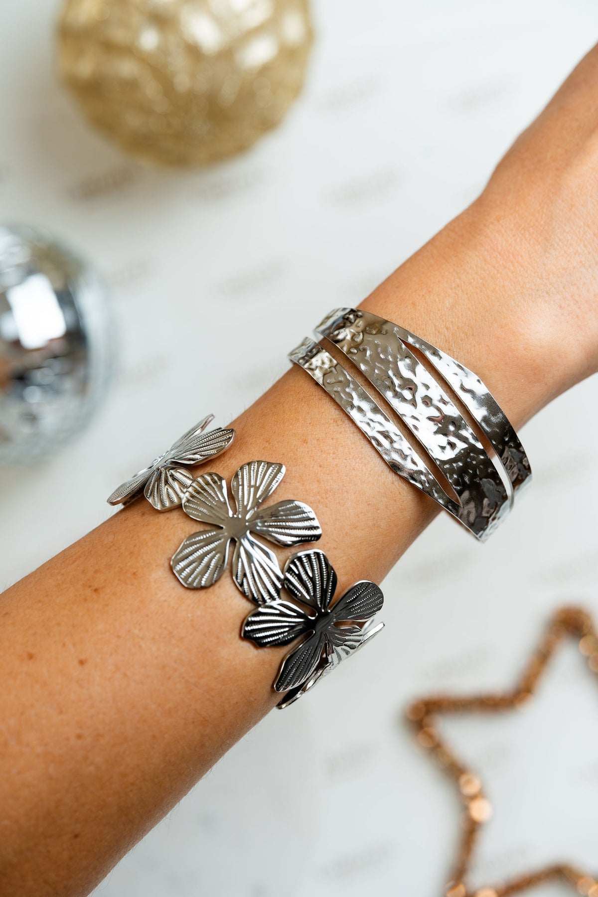 Pulsera de acero ajustables en brazo de CARLOTA