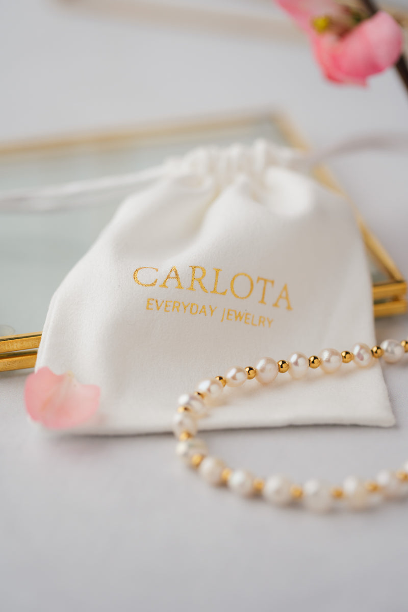 Detalle de Pulsera de perlas de agua dulce con detalles dorados modelo Genoveva de joyería CARLOTA