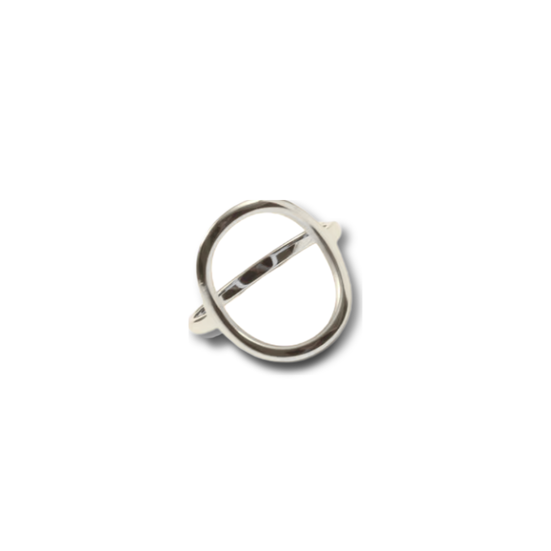 Anillo Ginebra plateado de acero quirúrgico con diseño abierto y forma orgánica.