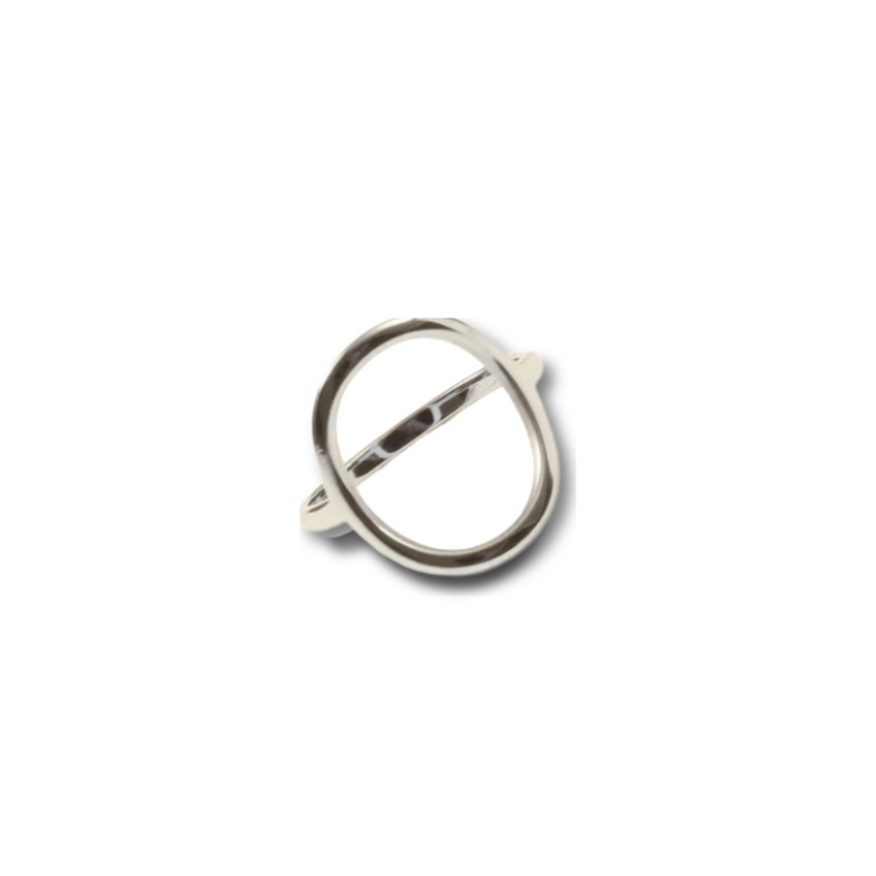 Anillo Ginebra plateado de acero quirúrgico con diseño abierto y forma orgánica.