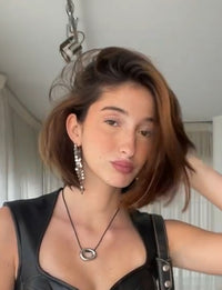 Modelo con piezas CARLOTA aros largos y collar con cordón negro
