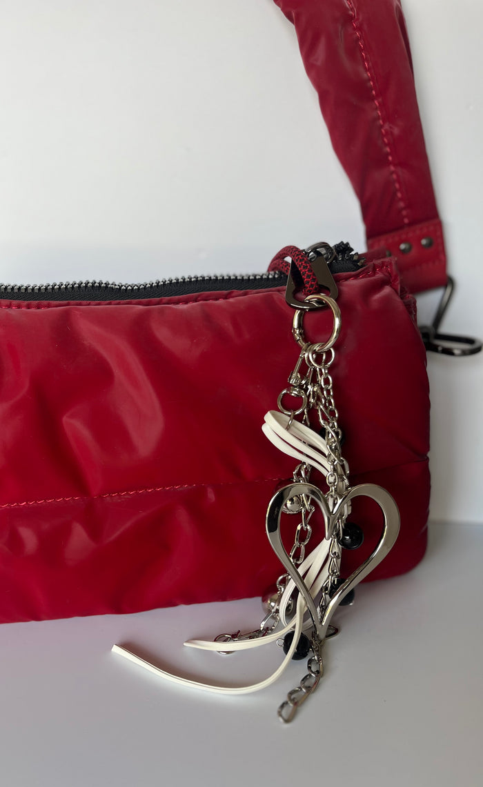 Llavero plateado con dije de corazón, cadenas decorativas y cinta blanca, diseño moderno CARLOTA en cartera ROJA