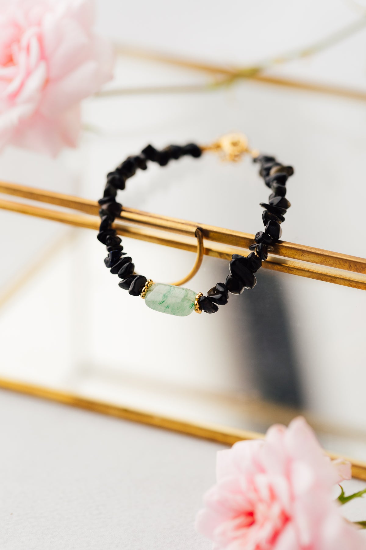 Pulsera Juno Negra de CARLOTA con piedras naturales en tonos oscuros y detalles  verde claro y dorados